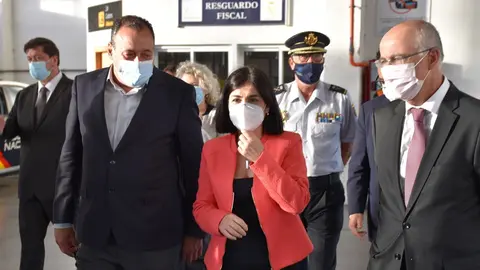 La ministra de Sanidad, Carolina Darias, en el centro de la imagen, durante la repci&oacute;n de vacunas en Gran Canaria