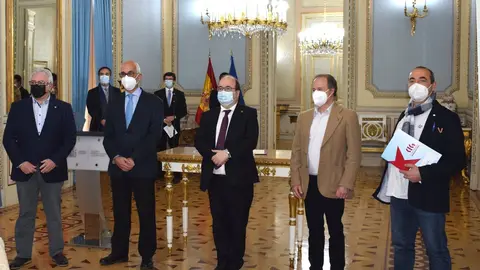 El ministro de Pol&iacute;tica Territorial y Funci&oacute;n P&uacute;blica, Miquel Iceta, con los representantes sindicales en la firma del acuerdo del teletrabajo en la AGE