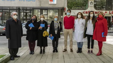 UNATE  entrega unas carpetas con textos de alumnos a los representantes de los trabajadores de la Atencion Primaria en reconocimiento a su labor