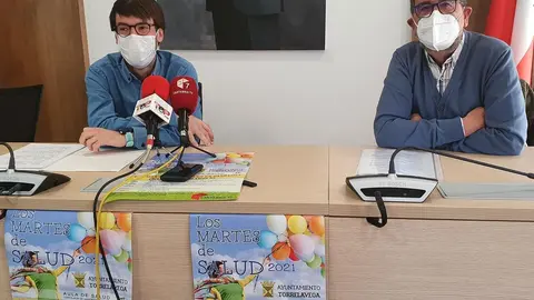 El concejal de Sanidad, Borja Sainz; y el coordinador de 'Los Martes de salud', Luis Alfonso Hern&aacute;ndez; presentan una nueva edici&oacute;n del programa