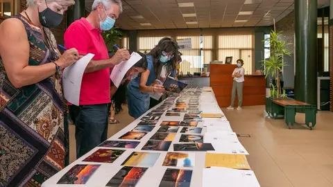 Archivo - La alcaldesa y miembros el jurado en la revisi&oacute;n de las fotograf&iacute;as. Archivo