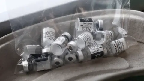 Una bolsa con varias dosis de la vacuna Pzifer, en el Hospital Universitario de La Paz, a 12 de abril de 2021, en Madrid (Espa&ntilde;a).