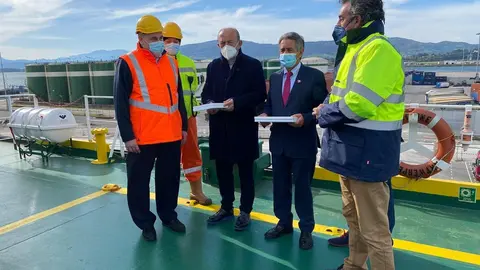 El presidente de Cantabria, Miguel &Aacute;ngel Revilla, y el presidente y vicepresidente del Puerto, Francisco Mart&iacute;n y Javier L&oacute;pez Marcano, entrregan al representnate de CLdN una metopa por la nueva escala con Liverpool y Dubl&iacute;n
