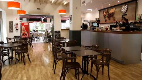 Interior de un bar. Archivo