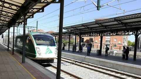 Archivo - Imagen de archivo de la estaci&oacute;n de Adif en Palencia