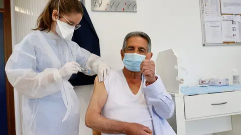 El presidente de Cantabria, Miguel &Aacute;ngel Revilla, recibe la primera dosis de la vacuna contra el Covid en el centro de salud de El Astillero