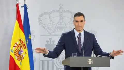 El presidente del Gobierno, Pedro S&aacute;nchez, interviene en una rueda de prensa tras la reuni&oacute;n del Consejo de Ministros en Moncloa, a 13 de abril de 2021, en Madrid (Espa&ntilde;a)
