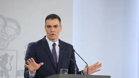 El presidente del Gobierno, Pedro S&aacute;nchez, interviene en una rueda de prensa tras la reuni&oacute;n del Consejo de Ministros en Moncloa, a 13 de abril de 2021, en Madrid (Espa&ntilde;a). Durante su comparecencia, S&aacute;nchez ha informado de las decisiones tomadas en el Con