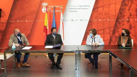 El consejero de Obras P&uacute;blicas, Ordenaci&oacute;n del Territorio y Urbanismo, Jos&eacute; Luis Gochicoa, recibe a la alcaldesa de Laredo, Rosario Losa