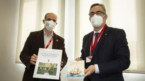 El presidente del Cl&uacute;ster MarCA, Juan Luis S&aacute;nchez, y el presidente de la Federaci&oacute;n C&aacute;ntabra de Vela, Fernando Mirapeix.