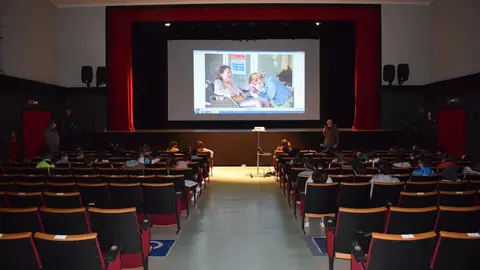 Encuentro celebrado este martes entre alumnos del colegio Antonio Robinet de Vio&ntilde;o de Pi&eacute;lagos y miembros de la Asociaci&oacute;n Profesional de Fotoperoodistas de Cantabria (APFC).