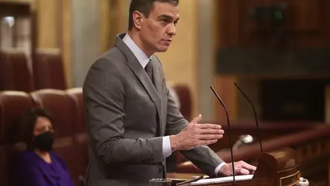 El presidente del Gobierno, Pedro S&aacute;nchez, interviene durante una sesi&oacute;n plenaria, a 14 de abril de 2021, en el Congreso de los Diputados, Madrid, (Espa&ntilde;a)
