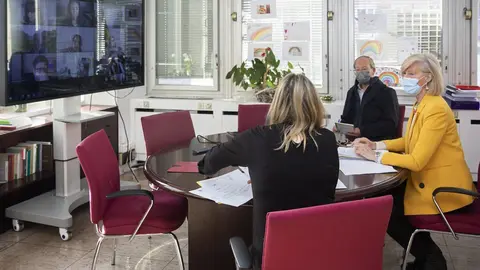 La consejera de Educaci&oacute;n y Formaci&oacute;n Profesional, Marina Lomb&oacute;, asiste a la reuni&oacute;ntelem&aacute;tica del Observatorio de Convivencia Escolar