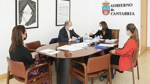 10:30 horas. Ayuntamiento de Polanco. La consejera de Educaci&oacute;n y Formaci&oacute;n Profesional, Marina Lomb&oacute;, realiza una visitainstitucional al municipio.
13 DE ABRIL DE 2021
FOTOGRAF&Iacute;A: SILVIA BOUZO