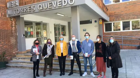 La consejera de Educaci&oacute;n con los alumnos ganadores del IES Torres Quevedo