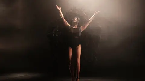 Escena del espect&aacute;culo de danza 'Hueco', de la core&oacute;grafa y bailarina Poliana Lima