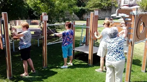 Mayores haciendo ejercicio.- Archivo