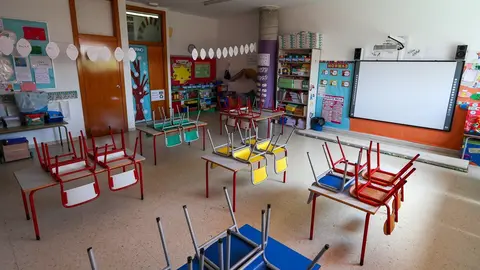 Archivo - Mesas y sillas recogidas en un aula del Centro de Educaci&oacute;n Infantil.- Archivo