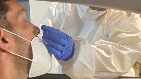 Un sanitario realiza un PCR.