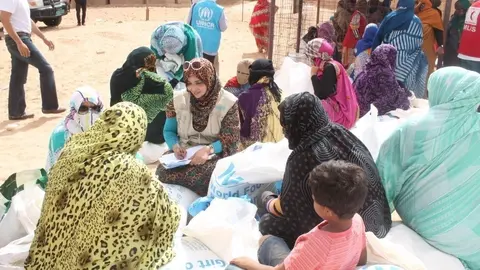 Archivo - Reparto de alimentos del Programa Mundial de Alimentos en los campamentos de Tinduf