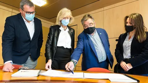 La consejera de Educaci&oacute;n y Formaci&oacute;n Profesional, Marina Lomb&oacute;, con el equipo directivo municipal de Noja