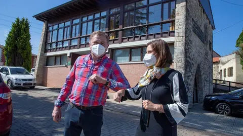 El alcalde de Vald&aacute;liga, Lorenzo Gonz&aacute;lez, y la consejera de Presidencia, Interior, Justicia y Acci&oacute;n Exterior, Paula Fern&aacute;ndez