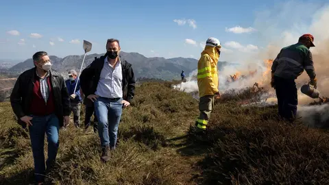 Guillermo Blanco en la finca de La Jerrizuela, durante la pr&aacute;ctica de quemas controladas