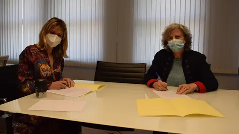 La alcaldesa de Pi&eacute;lagos, Ver&oacute;nica Samperio, y la presidenta de FETEACAN, Elisa Sainz, firman el convenio de colaboraci&oacute;n para organizar la  muestra de teatro amateur