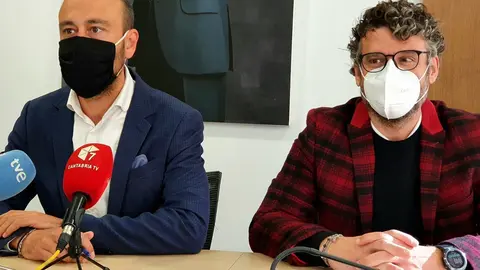 El alcalde de Torrelavega, Javier L&oacute;pez Estrada, y el concejal de Movilidad, Gerson Lizari