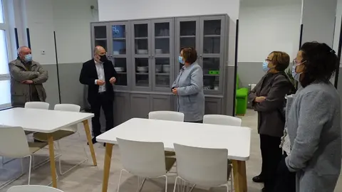 La alcaldesa de Laredo, Charo Losa, visita las instalaciones del proyecto de viviendas tuteladas de Ampros