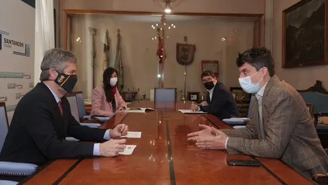 Reuni&oacute;n de Cs y PSOE en el Ayuntamiento de Santander