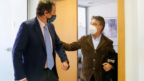 El consejero con el alcalde de Selaya