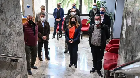 La presidenta del PP de Cantabria, Mar&iacute;a Jos&eacute; S&aacute;enz de Buruaga, con alcaldes y portavoces del partido en los ayuntamientos de Valles Pasiegos