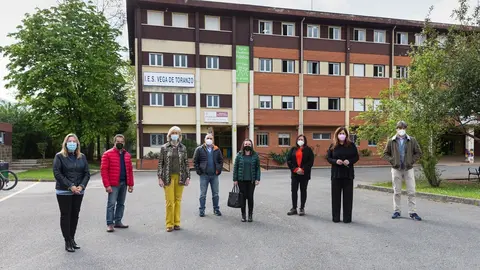 La consejera de Educaci&oacute;n y Formaci&oacute;n Profesional, Marina Lomb&oacute;, en el IES Vega de Toranzo