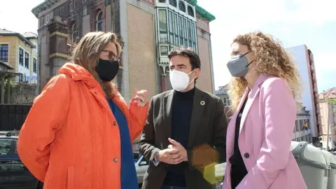 El diputado nacional del PSOE, Pedro Casares, junto  la delegada del Gobierno, Ainoa Qui&ntilde;ones (dch) y la concejala Concha Gonz&aacute;lez, frente al Palacio de Cortiguera