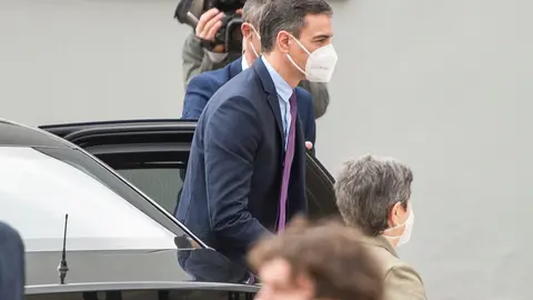 El presidente del Gobierno, Pedro S&aacute;nchez, a su llegada a una visita a las instalaciones de la farmac&eacute;utica Hipra, a 16 de abril de 2021, en Amer, Girona, Catalunya (Espa&ntilde;a)