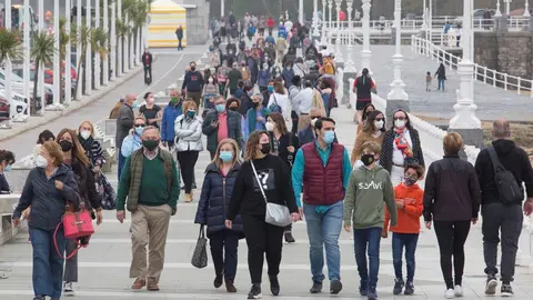 Varias personas caminan por el Paseo Mar&iacute;timo de Gij&oacute;n durante el primer d&iacute;a del puente de Semana Santa, en Gij&oacute;n, Asturias (Espa&ntilde;a), a 1 de abril de 2021. La regi&oacute;n de Asturias permanece cerrada hasta el final del estado de alarma, previsto para el 9 de 