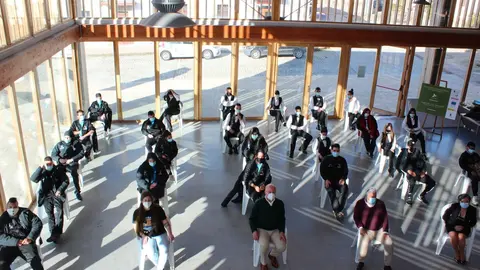 Los alumnos de la Escuela Talelr de Reinosa en el acto de firma de los contratos