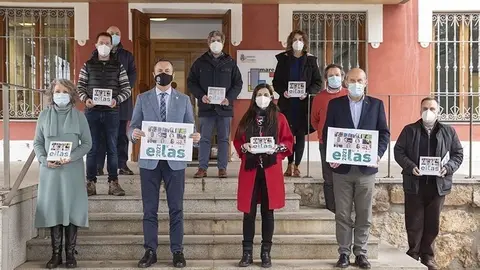 12:30.- Sede de MARE (Carretera Torres &ndash; Reoc&iacute;n, barrio La Barquera, 13)

Foto del consejero con el calendario sobre la mujer elaborado por MARE.

