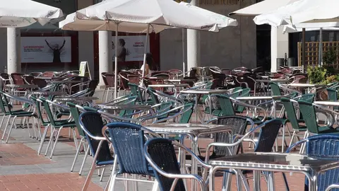 Archivo - Terrazas de bares vac&iacute;as 