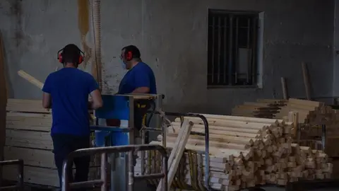 Archivo - Trabajadores del sector de la construcci&oacute;n