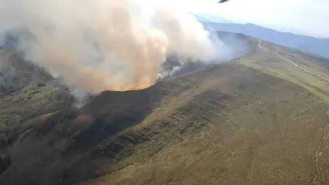 Incendio forestal en B&aacute;rcena de Pie de Concha