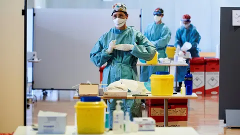 Una profesional sanitaria, en un dispositivo de vacunaci&oacute;n masiva frente al Covid-19 en Santander