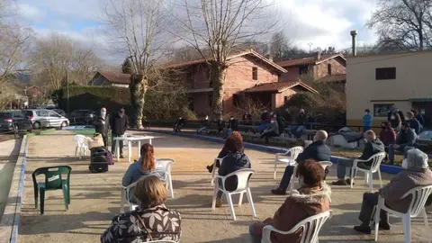 Israel Ruiz Salm&oacute;n en una charla vecinal