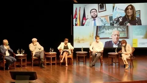 Archivo - Miriam D&iacute;az participa en la mesa redonda 'Retos y oportunidades de la sostenibilidad en destino