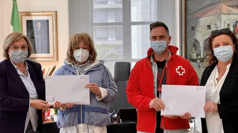 Entrea de lo recaudado con la venta de calendarios solidarios