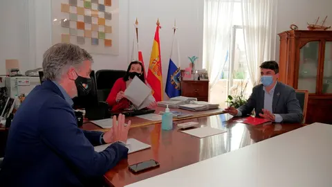 El portazvoz del PSOE en el Ayuntamiento de Santander, Daniel Fern&aacute;ndez, se re&uacute;ne con la alcaldesa, Gema Igual, y el primer teniente de alcalde, C&eacute;sar D&iacute;az.