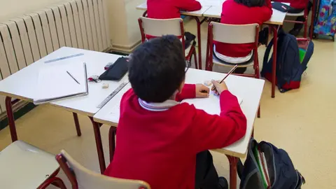 Archivo - Ni&ntilde;os en el colegio.- Archivo