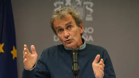 El director del Centro de Alertas y Emergencias Sanitarias (CCAES), Fernando Sim&oacute;n durante una rueda de prensa convocada ante los medios, a 19 de abril de 2021, en el Ministerio de Sanidad, Madrid, (Espa&ntilde;a). 