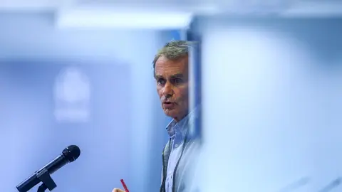 El director del Centro de Alertas y Emergencias Sanitarias (CCAES), Fernando Sim&oacute;n durante una rueda de prensa convocada ante los medios, a 12 de abril de 2021, en el Complejo de La Moncloa, Madrid, (Espa&ntilde;a). Las comunidades aut&oacute;nomas han notificado este 